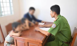 Anh Á cùng hai đứa trẻ tại trụ sở Công an phường. Ảnh: Công an Trà Vinh