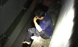 Một khách trèo sang nhà người dân lẩn trốn