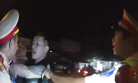 Đối tượng Lê Thành Trung lao vào tấn công lực lượng chức năng đang làm nhiệm vụ. Ảnh cắt từ clip