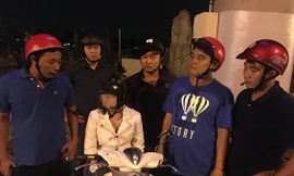 Người phụ nữ cùng xe tay ga bị mời về trụ sở