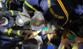 Công nhân mắc kẹt được lực lượng cứu hộ đưa ra ngoài. Ảnh: VnExpress