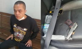 Đối tượng Đậu Đức Thuận (trú phường Hưng Bình, TP Vinh) và khẩu súng tang vật. Ảnh: Công an TP Vinh cung cấp (Dân trí)