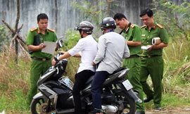 Phi bị đưa đi thực nghiệm hiện trường đâm chết ông xe ôm