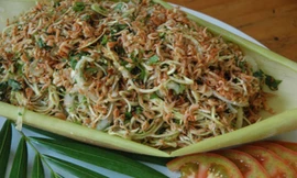 Đĩa gỏi tép đồng bắp chuối hấp dẫn