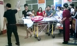 Nạn nhân Ngà được chuyển ra Hà Nội trong đêm 5/10. Cái thai chết lưu trong bụng vẫn chưa thể lấy ra