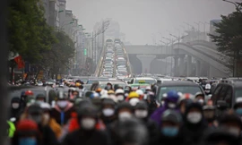 Khu vực Ngã Tư Sở, lối xuống của đường vành đai 2 trên cao có hàng dài ôtô xếp hàng chờ đợi. Ảnh: Zing