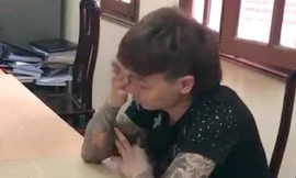 Khá "bảnh" khóc sụt sùi tại cơ quan công an. Ảnh cắt từ clip