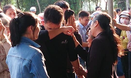 Nhiều người làng Nhĩ Trung khóc tiễn các bị cáo đi chấp hành án phạt tù. Ảnh: Hoàng Táo