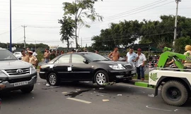 Chiếc xe ô tô chở 3 người, trong đó có 2 công an được đưa lên xe đưa về trụ sở công an