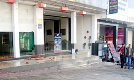 Hiện trường quán bar sau khi xảy ra vụ xô xát rạng sáng 26/10 khiến anh Tú bị đâm thủng tim tử vong. Ảnh: Tùy Phong