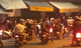 40 thanh niên tấn công nhầm ba người đi đường