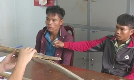 Hai đối tượng và hung khí tại cơ quan Công an​