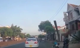 Thông tin mới vụ sắt công trình rơi trúng đầu người đi đường, thủng nắp capo ô tô