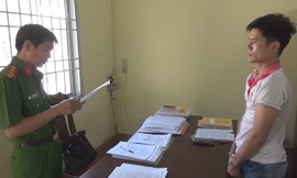 Cán bộ điều tra tống đạt quyết định khởi tố bị can.