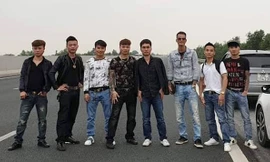 Khá "bảnh" cùng 7 người dàn ngang chụp hình trên cao tốc. Ảnh: Facebook Ngô Bá Khá