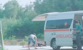 Đưa thi thể nạn nhân ra khỏi hiện trường