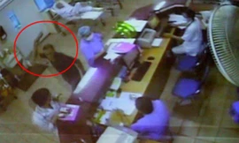 Người nhà bệnh nhân Nguyễn Thị Hồng Mỹ tấn cán bộ nhân viên Khoa cấp cứu Bệnh viện Bạch Mai sáng 25.7. (Ảnh chụp từ clip Bệnh Viện Bạch Mai cung cấp).