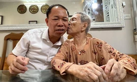 Chuyện ít người biết về ông bố Hà Nội chăm mẹ U100 gây 'sốt' cộng đồng