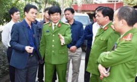 Đại tá Khương Duy Oanh, Phó giám đốc Công an tỉnh Thanh Hóa (giơ tay) cho biết công an chưa có thông tin chính thức do vụ án có nhiều tình tiết phức tạp