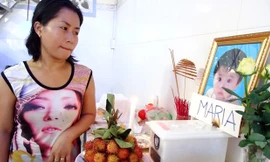 Chị Trần Thị Vân bên bàn thờ con gái 8 tháng tuổi vừa tử vong