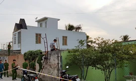 Cảnh sát thu giữ tang vật tại khu đất cách hiện trường nửa km