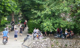 Tháo hàng rào, người đi bộ phải né xe máy trong công viên Tuổi trẻ Thủ đô