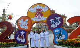 Người dân, khách du xuân hào hứng với linh vật hổ xứ Huế