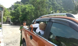 Sau khi đập cửa kính, đối tượng chui vào xe trộm tài sản (ảnh thực nghiệm điều tra)