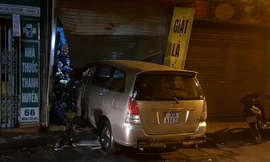 Hiện trường vụ xe tông cửa tiệm giặt là lúc nửa đêm