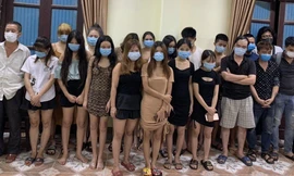 20 người là khách hát và nhân viên quán karaoke bị phát hiện hát chui tại Tam Đảo. 