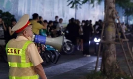 Cảnh sát gọi loa giải tán đám đông, hàng trăm thanh niên vẫn 'hóng chốt' 141