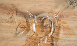 Cầm mảnh thủy tinh đâm vợ vì níu kéo bất thành