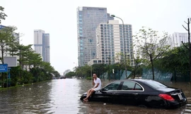 Chủ xe Mercedes 'hot' nhất Hà Nội kể khoảnh khắc kẹt giữa biển nước