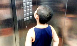 Nhiều người dân cho trẻ con sử dụng thang máy mà không quan tâm tới vấn đề an toàn 