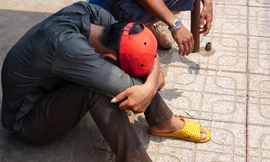 Anh Thành cúi gục như người mất hồn sau khi hay tin con ruột bất ngờ tử vong