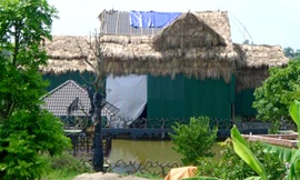 Ngôi biệt thự vờ xây nhà lá