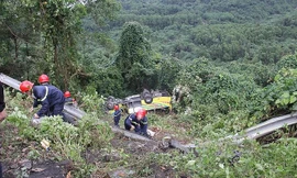 Cận cảnh xe khách nát bét sau cú lao xuống vực ở đèo Hải Vân