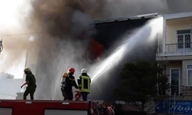 Cháy lớn quán bar ở trung tâm Đà Nẵng, khói đen bốc kín trời