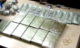 11 bánh heroin và gần 100.000 USD. Ảnh: C.A
