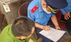 Lực lượng chức năng kiểm tra, xử lý bãi xe 'lậu' tại KĐT Linh Đàm