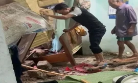 Nghệ An mưa trắng trời, đường ngập, cây đổ, 2 người tử vong