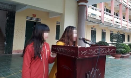 Hai chị em Lê Phương Dung và Nguyễn Thị Huyền công khai xin lỗi em L. trước toàn thể nhà trường về hành vi làm nhục người khác