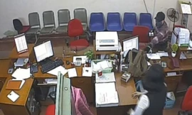 Hình ảnh kẻ mang bom giả vào cướp hơn 1 tỷ đồng ở ngân hàng