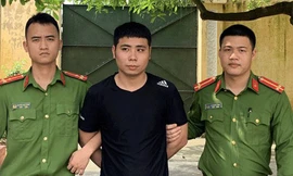 Bị can Hinh (giữa)