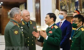 Hai Bộ trưởng Quốc phòng Việt Nam và Nga trao đổi tại buổi làm việc. (Ảnh: Trần Hiếu/TTXVN)