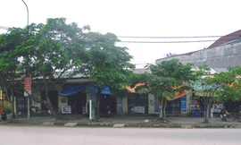 'Quan' kiện dân ở cột mốc số 0