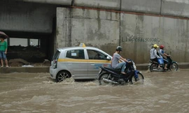 Cách đi xe máy an toàn trời mưa bão