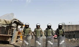 Ngày 24-2, cảnh sát chống bạo động và binh lính đứng gác ở Kabul và nhiều thành phố khác ở Afghanistan để phòng chống biểu tình bạo lực Ảnh: Mohammad Ismail