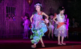 Mẫu 'nhí' diễn thời trang vui trung thu