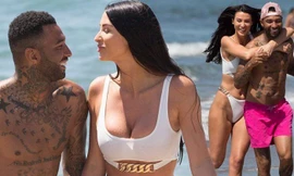 Siêu mẫu ngực khủng quá sexy với bikini ở biển